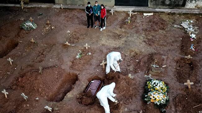El funeral de una víctima del Covid-19 en Brasil