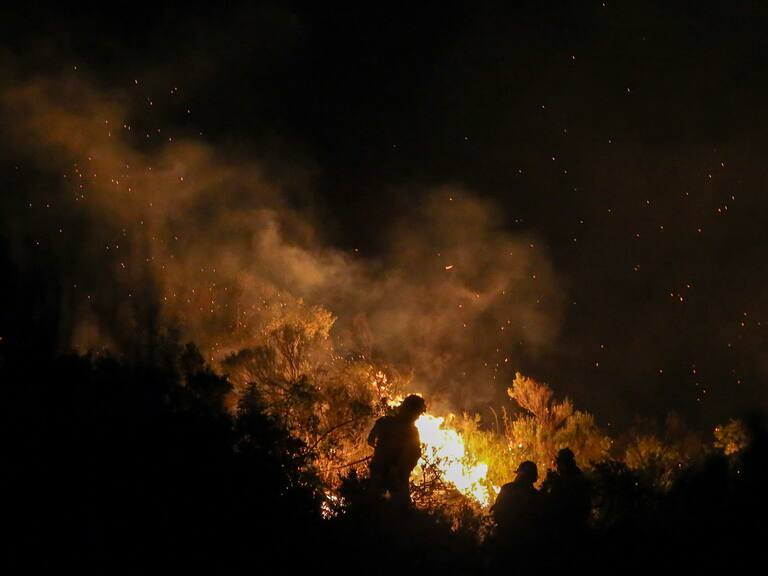 Autoridades chilenas en alerta ante incendio que afecta a la Patagonia argentina: llamas podrían cruzar a territorio nacional por Cochamó