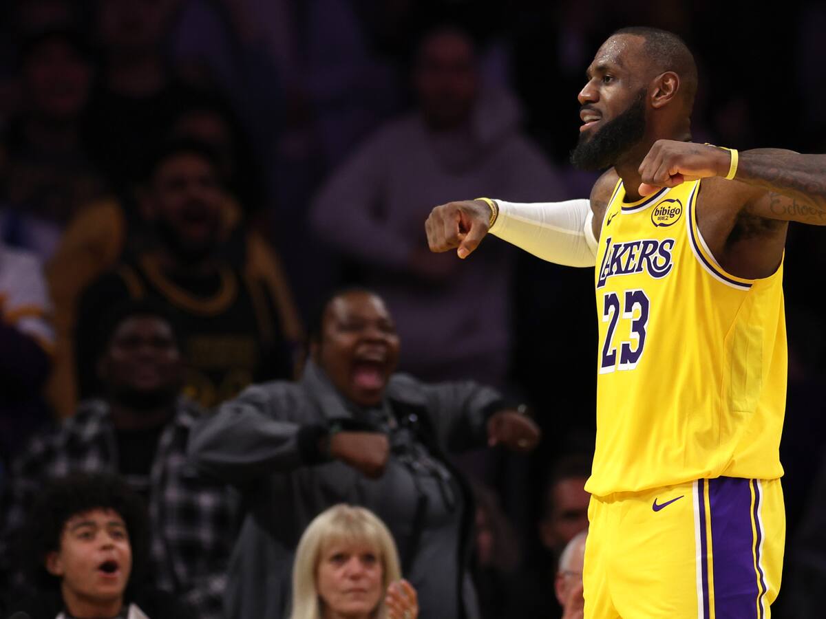 LeBron James logra un tercer triple-doble consecutivo, demuestra su potencia ofensiva y amplía la racha de los Lakers pero hace un guiño a su retiro