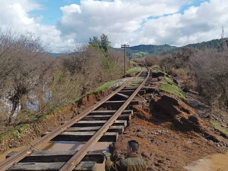 EFE trabaja en reparar los daños en las vías del tren ramal Talca-Constitución