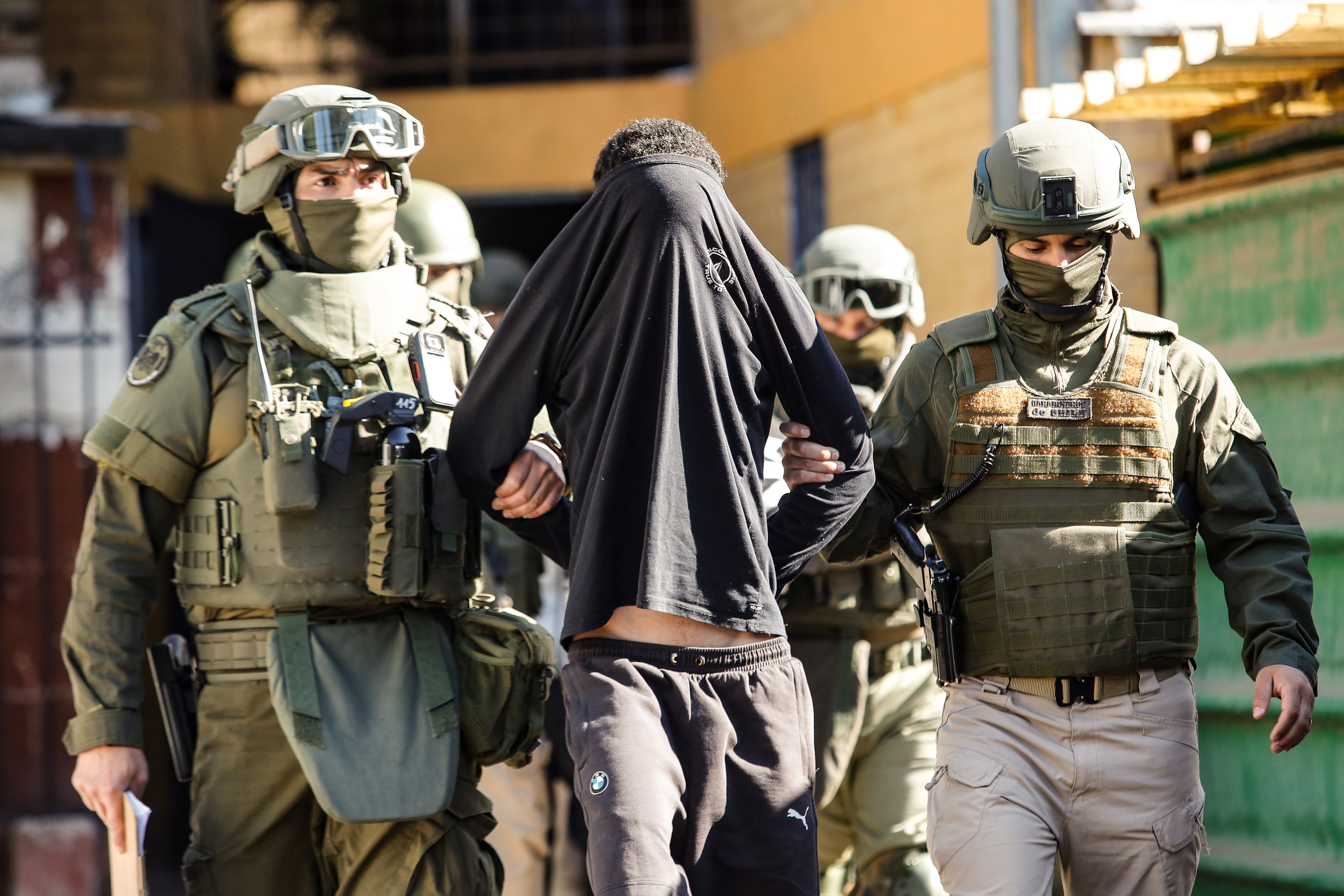 05 DE NOVIEMBRE DE 2024 / SANTIAGO
Allanamiento simultáneo en San Bernardo y La Pintana para desbaratar a banda armada que realizaba venta de droga, secuestro y robo de vehículos en la población Santo Tomás en La Pintana
FOTO: DIEGO MARTIN/AGENCIAUNO