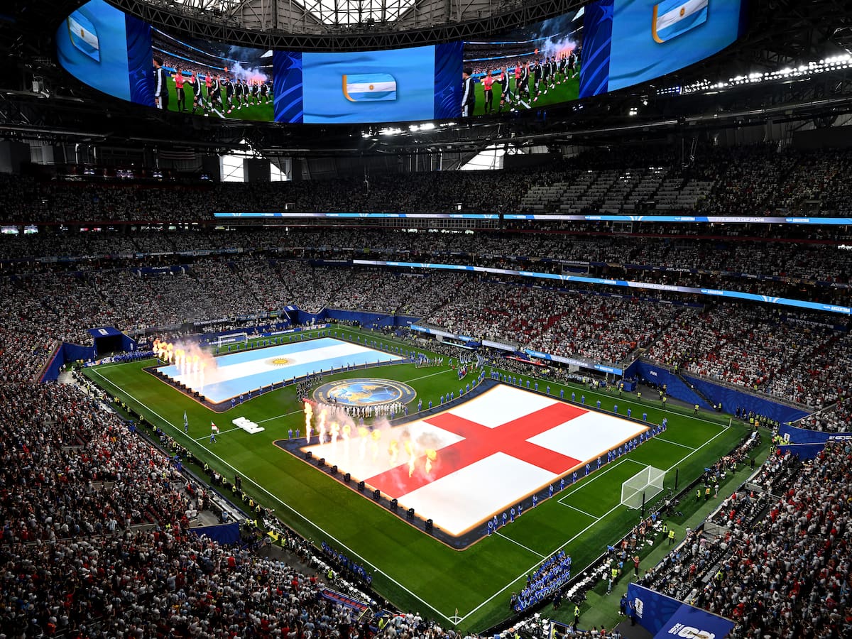 Cánticos, gritos y pifias: argentinos e ingleses no respetaron los himnos nacionales en la semifinal del Mundial