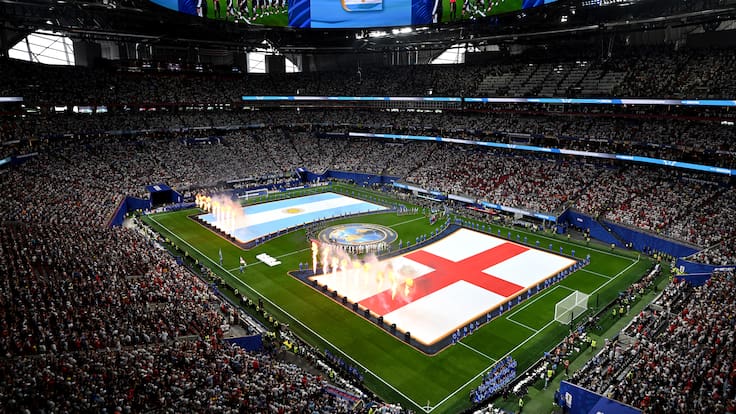 Cánticos, gritos y pifias: argentinos e ingleses no respetaron los himnos nacionales en la semifinal del Mundial