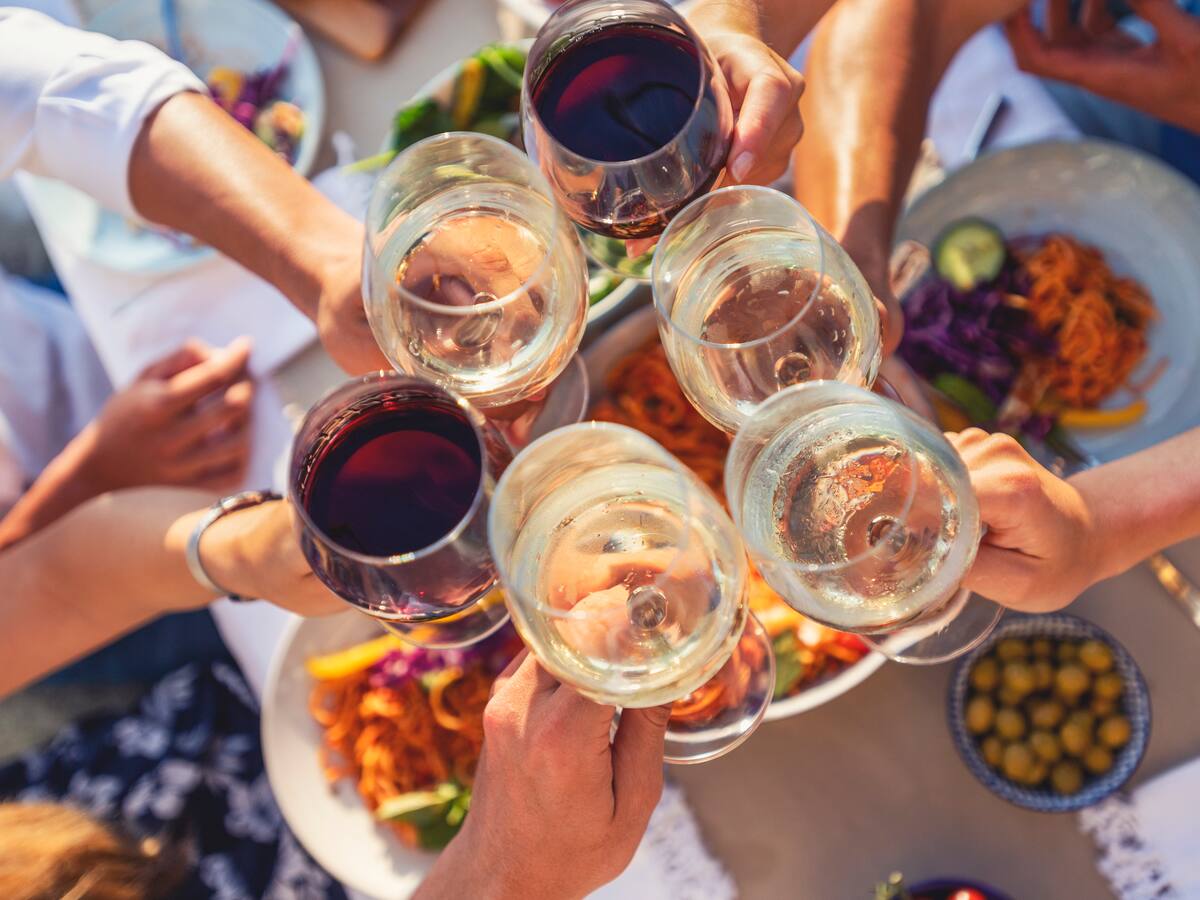 “Mejores vinos para tomar en este verano 2025″: las recomendaciones del destacado sommelier chileno Marcelo Pino en la época de calor