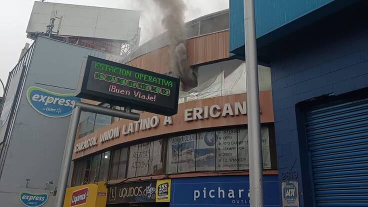 Bomberos combate incendio que afecta al caracol Unión Latinoamericana