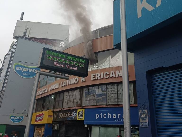 Bomberos combate incendio que afecta al caracol Unión Latinoamericana