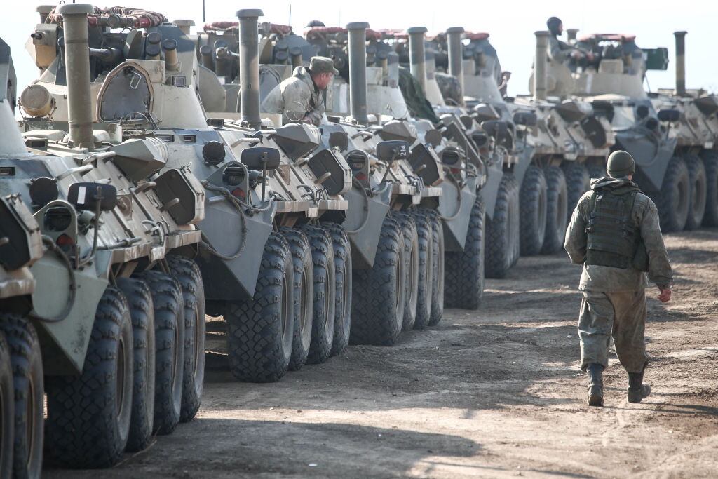 Tanques rusos efectúan un ejercicio militar en la anexada región de Crimea
