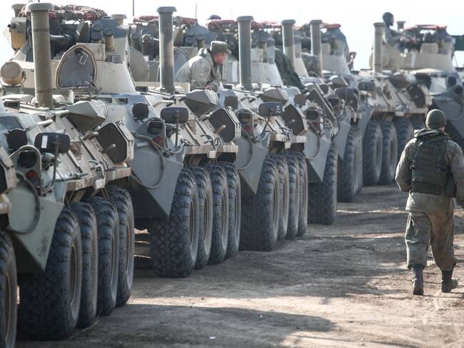 Tanques rusos efectúan un ejercicio militar en la anexada región de Crimea