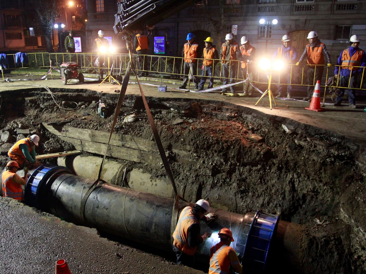 Contraloría detecta grave falta de coordinación en obras por $10.500 millones: Rompieron caminos recién arreglados para instalar agua potable