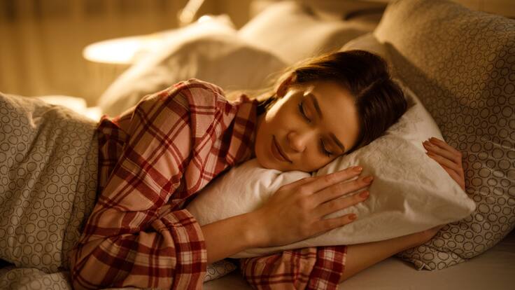El hábito que casi todos tienen antes de dormir y arruina el descanso profundo