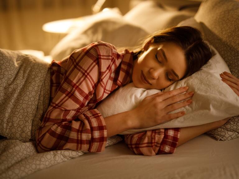 Cuál es el significado de dormir abrazando la almohada