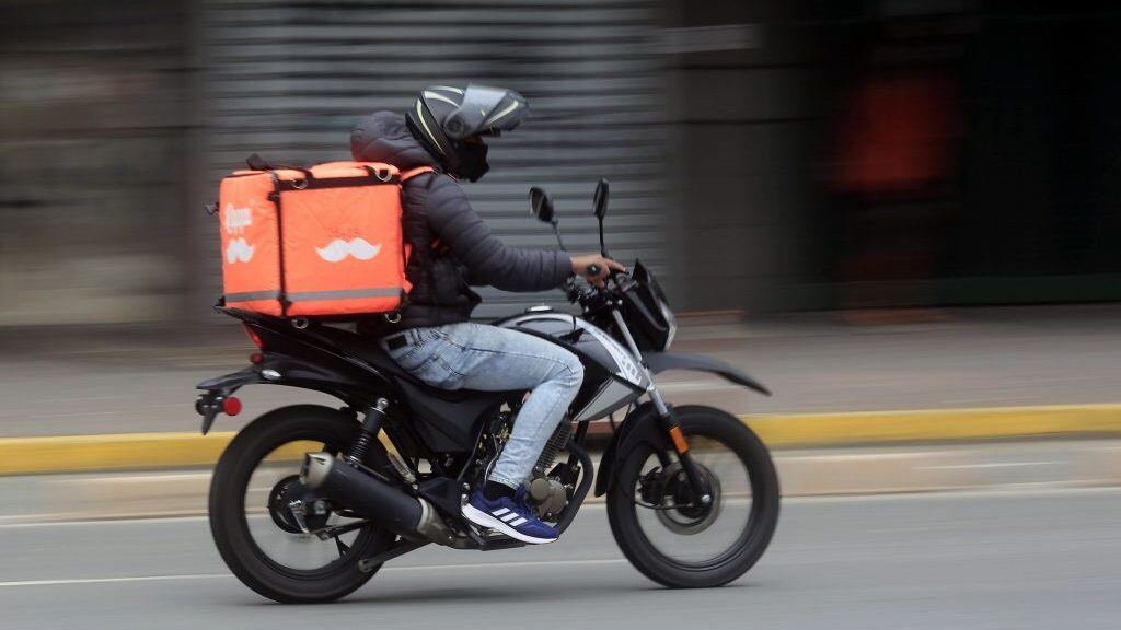 07 de Octubre de 2020/CONCEPCION
Trabajadores de Delivery en el Centro de Concepcion, luego de un fallo del juzgado del trabajo de Concepcion, el cual reconoce un vinculo laboral entre Pedidos Ya y el Repartidor

FOTO:SEBASTIAN BROGCA/AGENCIAUNO