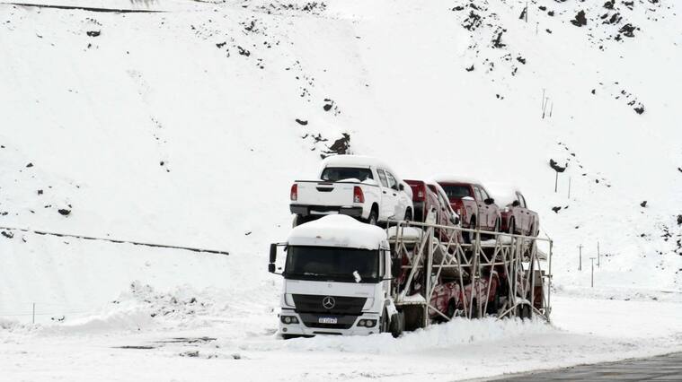 05 de JUNIO de 2022 / LOS ANDRES Camión argentino parado producto de las nevadas en paso Los Libertadores que se encuentra cerrado.
FOTO: PABLO OVALLE ISASMENDI / AGENCIAUNO