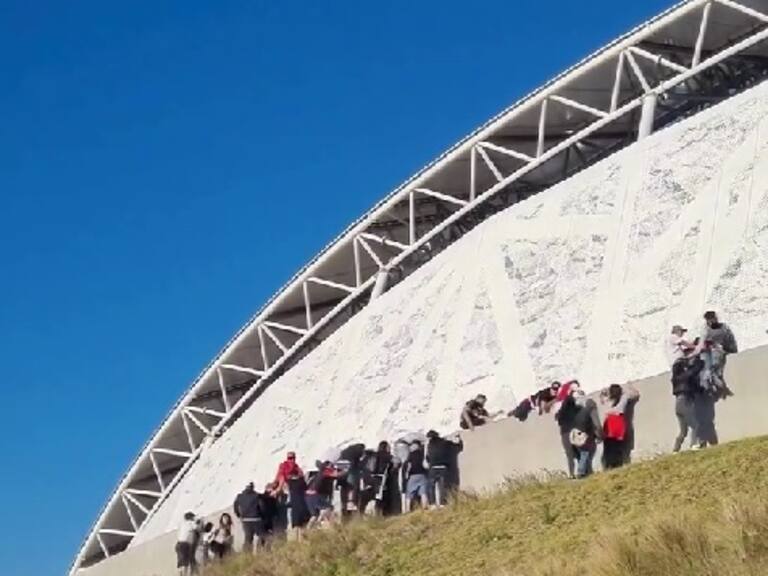 Barristas de la garra blanca forzaron la entrada principal y entraron sin ticket al estadio para ver el partido entre Calera y Colo Colo