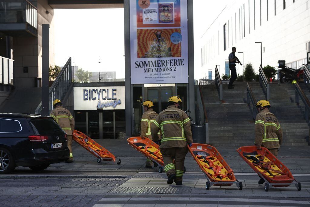 Imágenes desde afuera del centro comercial en Copenhague, Dinamarca. / Getty Images.