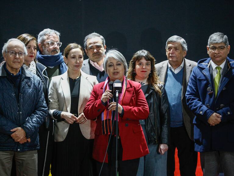 Jeannette Jara descarta “líneas rojas” tras reunión con partidos oficialistas: “Buscamos en qué puntos nos encontramos”