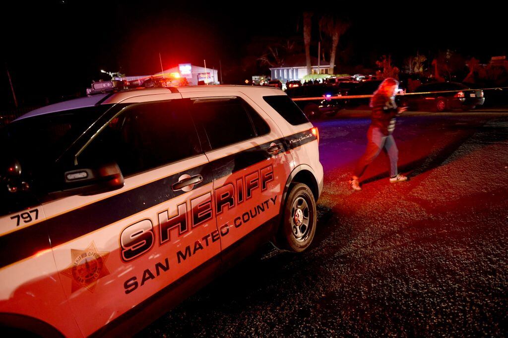 Policías en el lugar del tiroteo en el condado de San Mateo en California