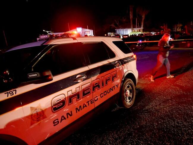 Policías en el lugar del tiroteo en el condado de San Mateo en California