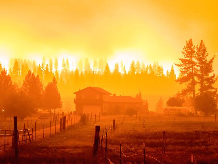 El humo y el fuego provocan evacuaciones en la localidad de Markleeville