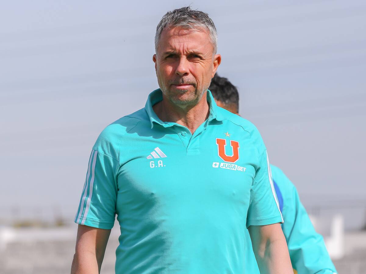 “Hoy no quiero hablar de fútbol”: Gustavo Álvarez suspende su conferencia ante la muerte de masoterapeuta de la U
