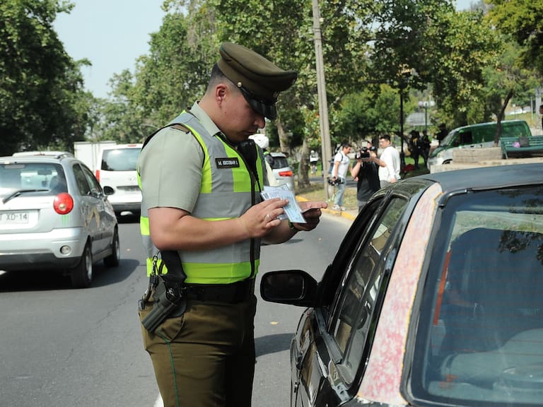 Carabineros indica cómo debe ser el grabado de patentes en vidrios y espejos de vehículos y desde cuándo fiscalizará la medida