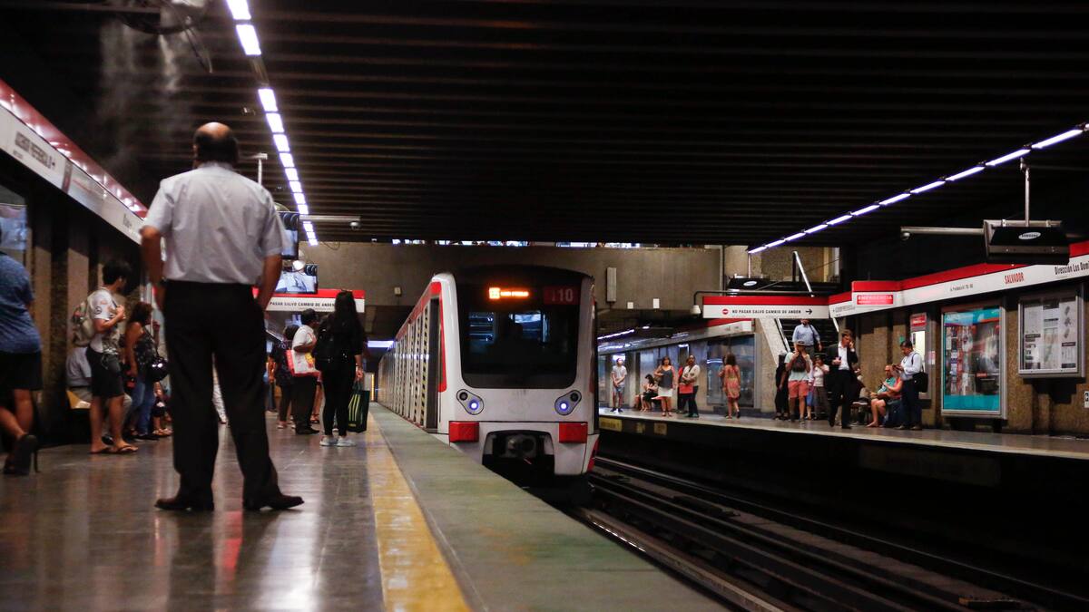 Metro de Santiago reabre estaciones cerradas de Línea 1