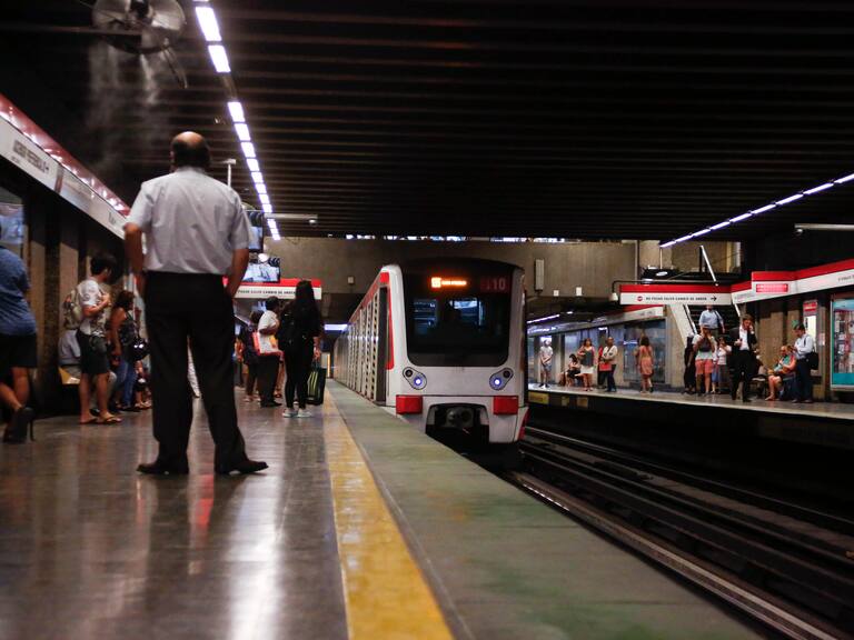 Escupir, mendigar o correr: esto es todo lo que está prohibido hacer en el Metro de Santiago