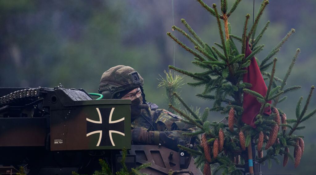 Soldados del Ejército de Alemania son parte de unos ejercicios militares en la ciudad de Bergen del estado de Baja Sajonia
