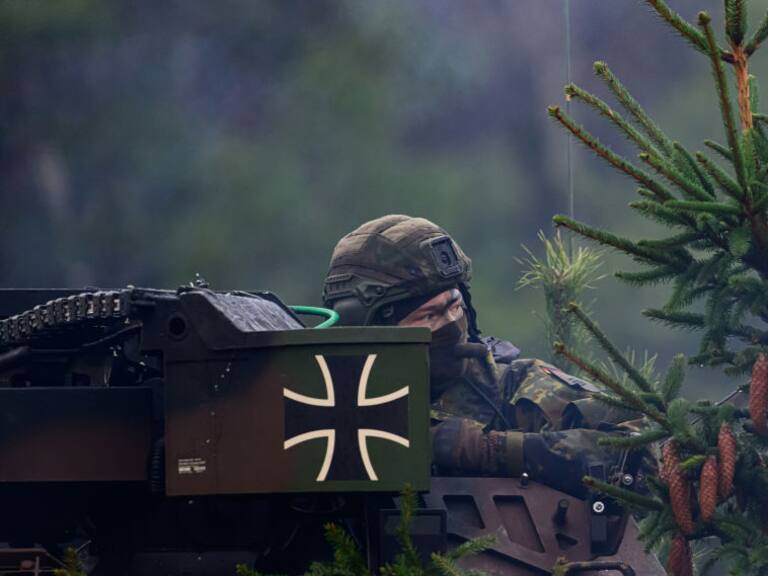 Soldados del Ejército de Alemania son parte de unos ejercicios militares en la ciudad de Bergen del estado de Baja Sajonia