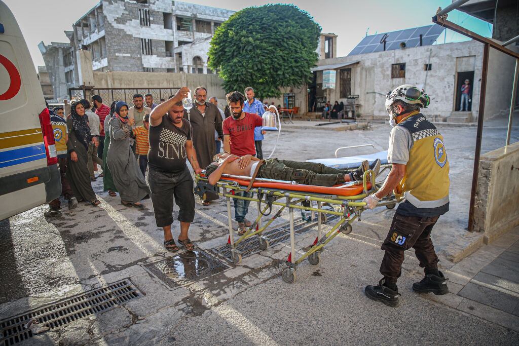 Un herido es trasladado tras el ataque con misiles contra un hospital en Siria