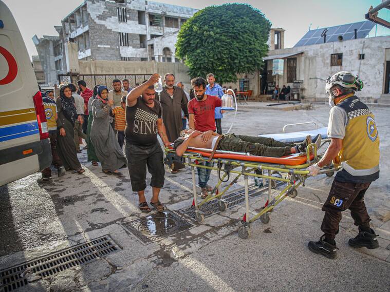Un herido es trasladado tras el ataque con misiles contra un hospital en Siria