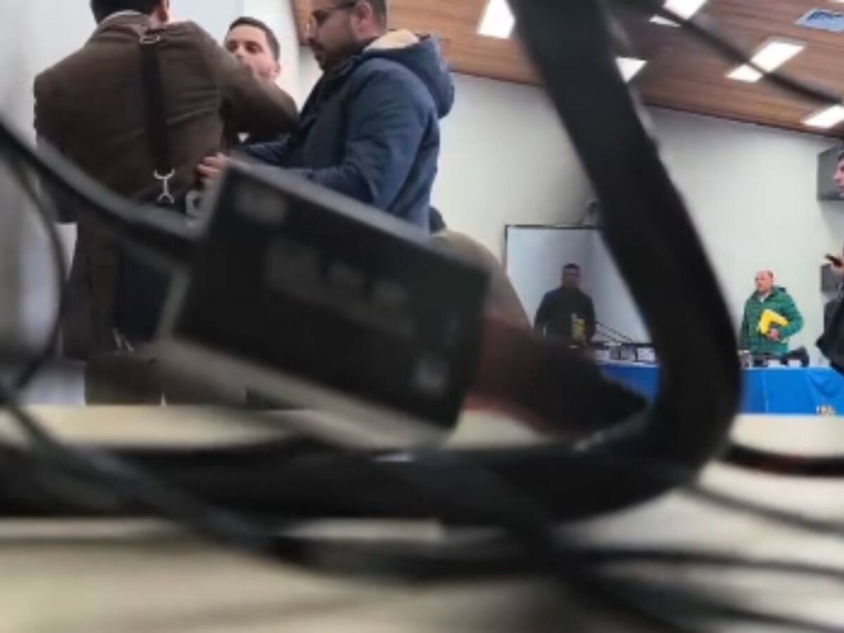 Escándalo en Cabrero: concejales se enfrentan a golpes dentro de la municipalidad