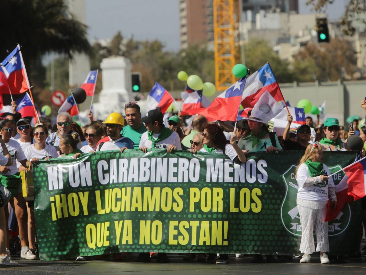 Realizan manifestación en Plaza Baquedano en apoyo a Carabineros tras muerte de sargento en Quilpué