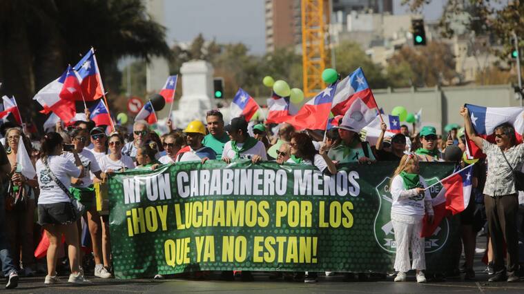 26 DE MARZO 2023/SANTIAGOOrganizaciones sociales convocan una marcha a favor de carabineros debido a la ultima muerte de una carabinera en la Quinta region.
FOTO: LUKAS SOLIS/AGENCIAUNO
