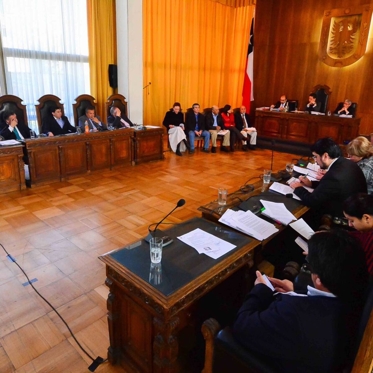 Concejal con discapacidad visual se retira indignado de sesión: colega le pidió leer un documento