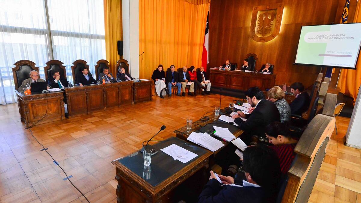 Concejal con discapacidad visual se retira indignado de sesión: colega le pidió leer un documento