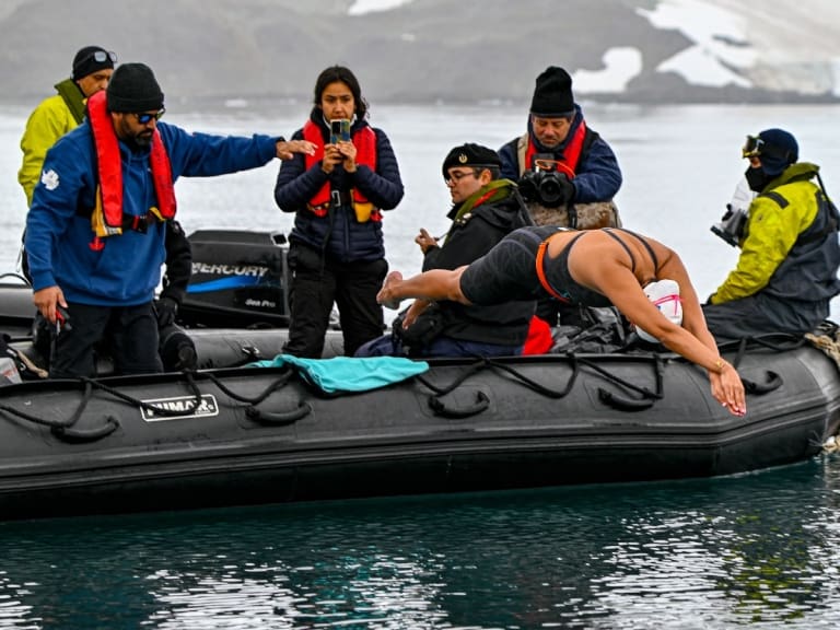 Bárbara Hernández completa el nado más extenso de la historia en aguas de la Antártida