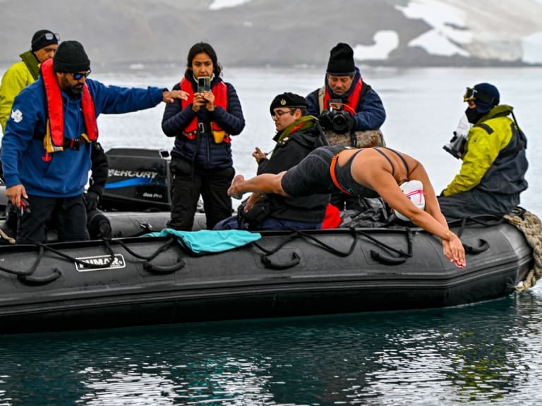 Bárbara Hernández completa el nado más extenso de la historia en aguas de la Antártida