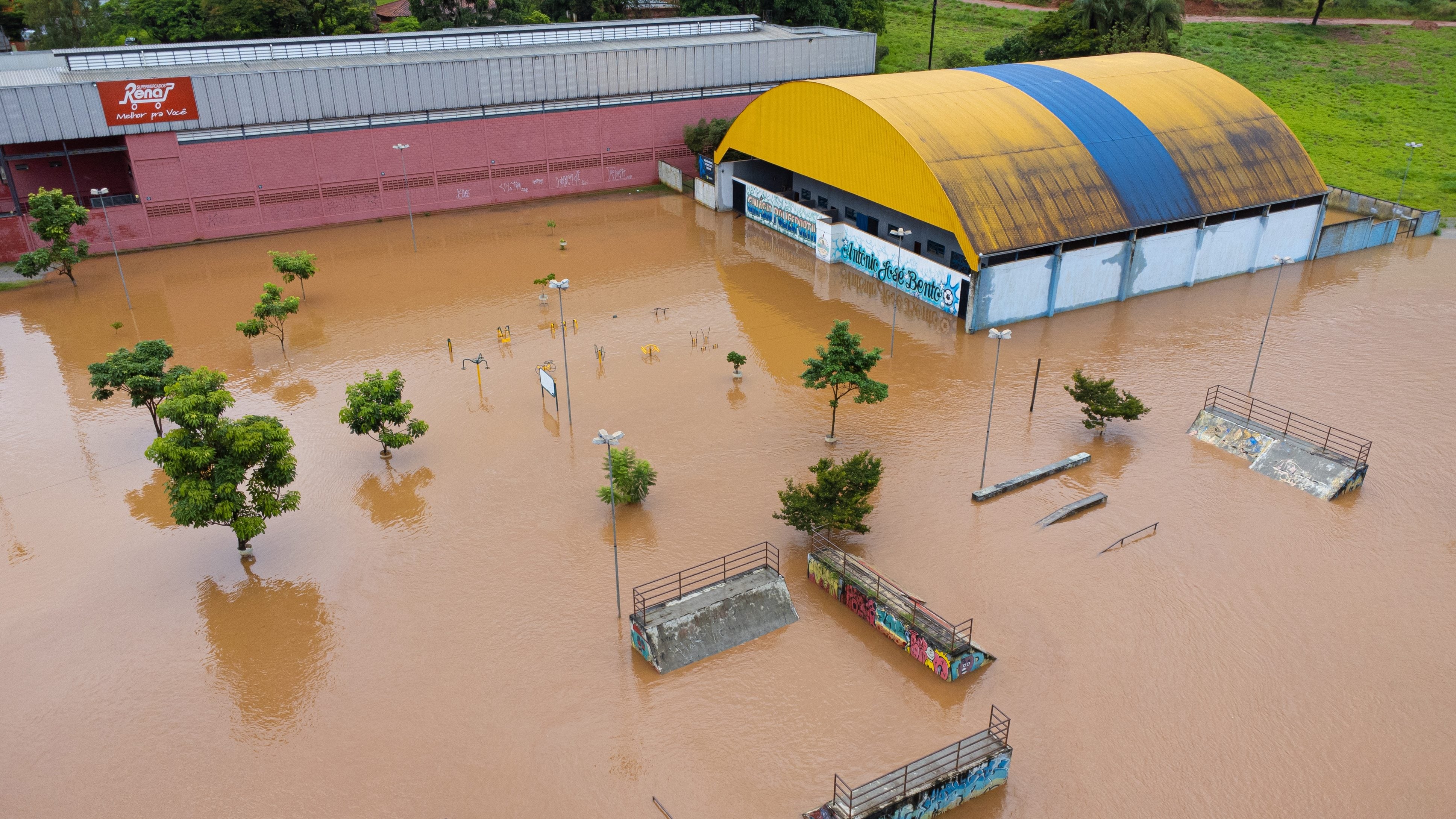 JUATUBA, BRAZIL - JANUARY 11: Aerial view as a sports center is flooded due to heavy rains causing an overflow of Rio Paraopeba in January 11, 2022 in Juatuba, Brazil. Heavy rain over the weekend caused landslides and floods in the Minas Gerais region. A maximum alert was issued due to the risk of the Carioca dam in Para de Minas bursting as a result of intense rains. (Photo by Pedro Vilela/Getty Images)