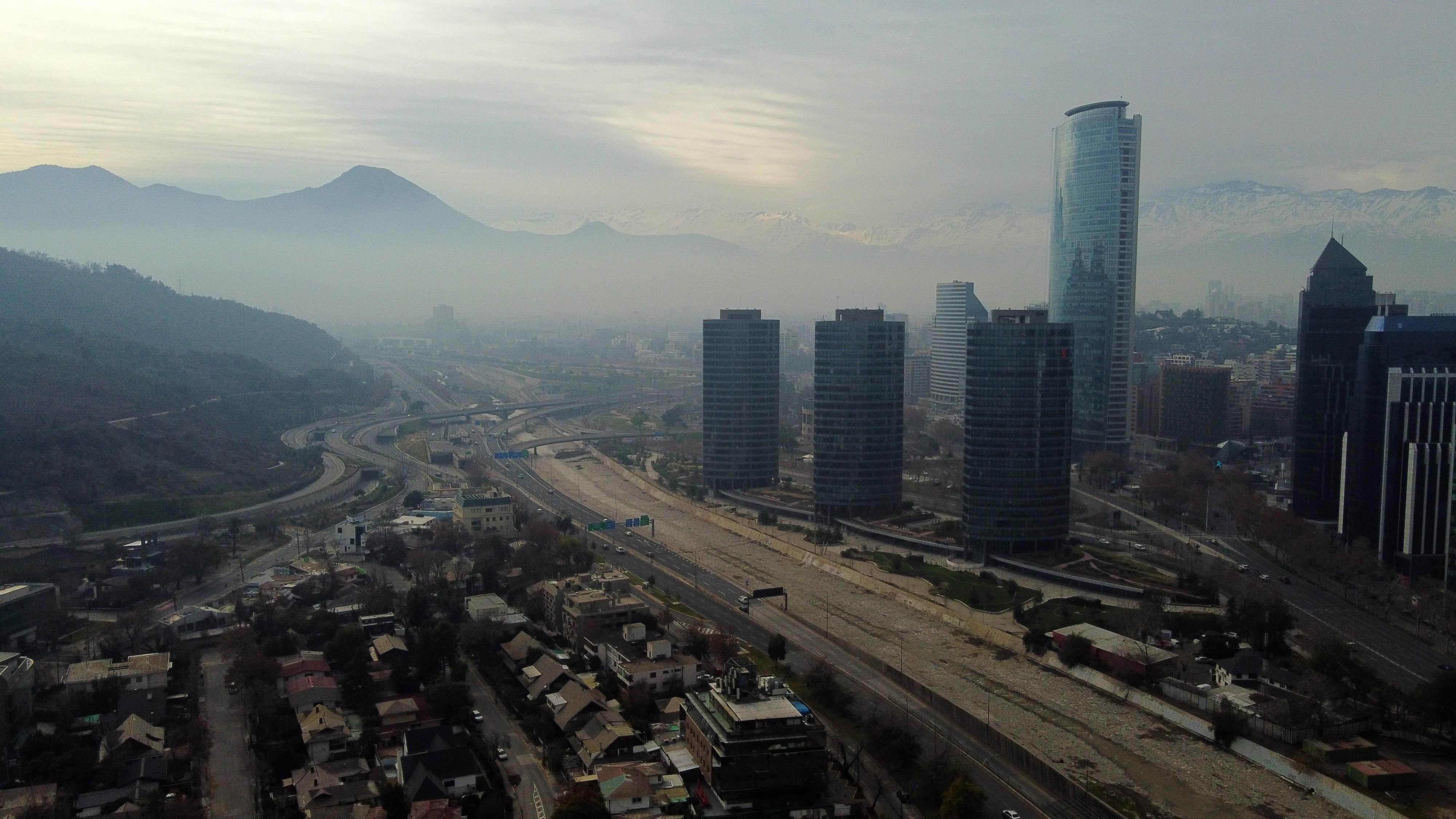 11 de Julio de 2020/SANTIAGO
Torre Titanium a un costado de autopista costanera norte, durante imgenes areas de la contaminacin en la capital, en medio de la pandemia de COVID-19.

FOTO: JOSE FRANCISCO ZUIGA/AGENCIAUNO