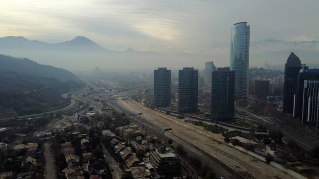 11 de Julio de 2020/SANTIAGO
Torre Titanium a un costado de autopista costanera norte, durante imgenes areas de la contaminacin en la capital, en medio de la pandemia de COVID-19.
FOTO: JOSE FRANCISCO ZUIGA/AGENCIAUNO