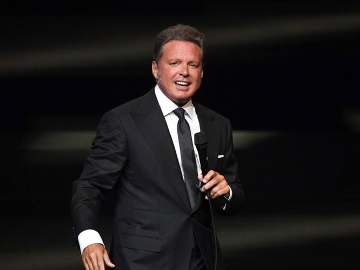 Sonriente y relajado: Luis Miguel y su pareja fueron fotografiados en Metro de Madrid