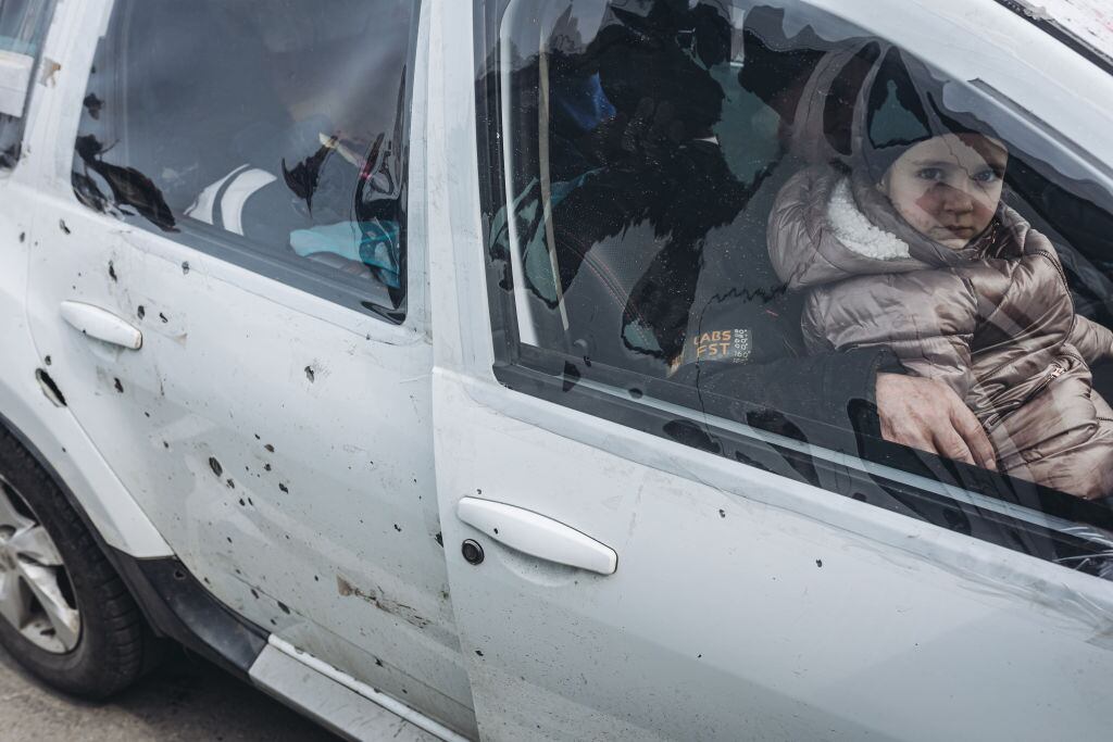 Una familia llega a Zaporizhzhya luego de huir en vehículo desde Mariúpol