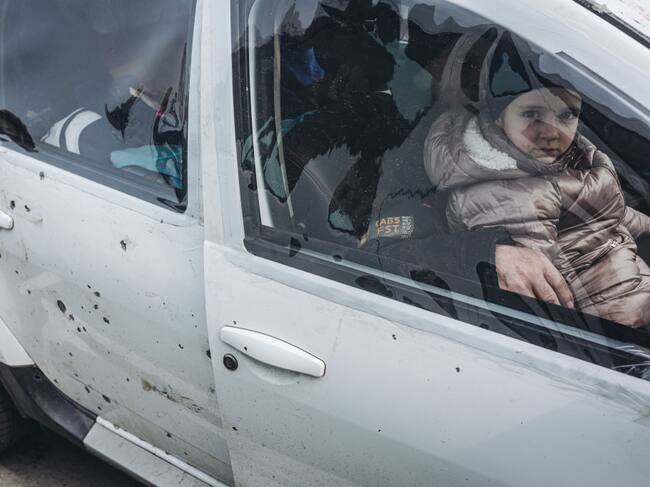Una familia llega a Zaporizhzhya luego de huir en vehículo desde Mariúpol