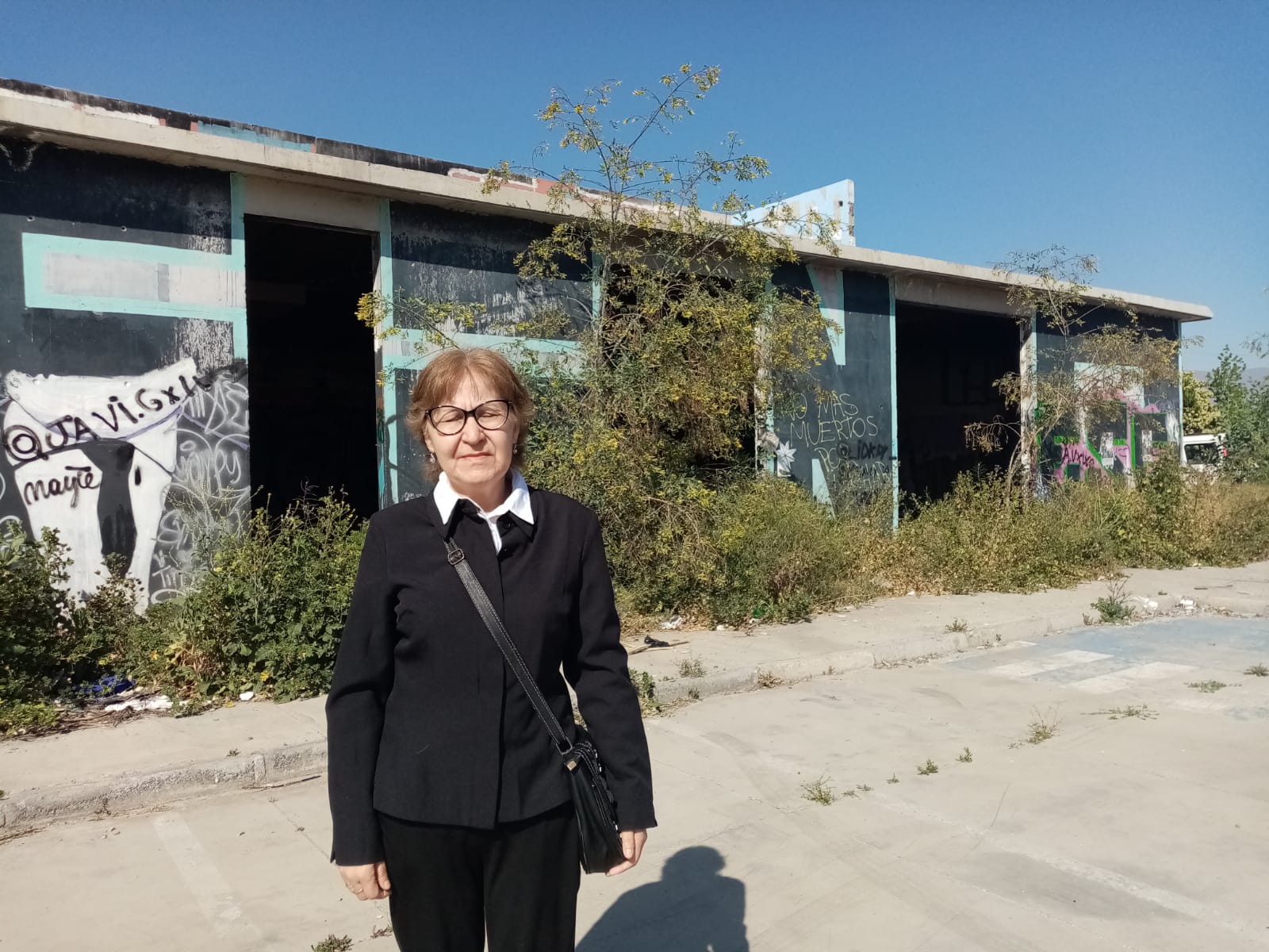 La abogada María Soledad Arriaza desde la exbodegas. / ADN.cl