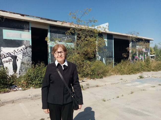 La abogada María Soledad Arriaza desde la exbodegas. / ADN.cl