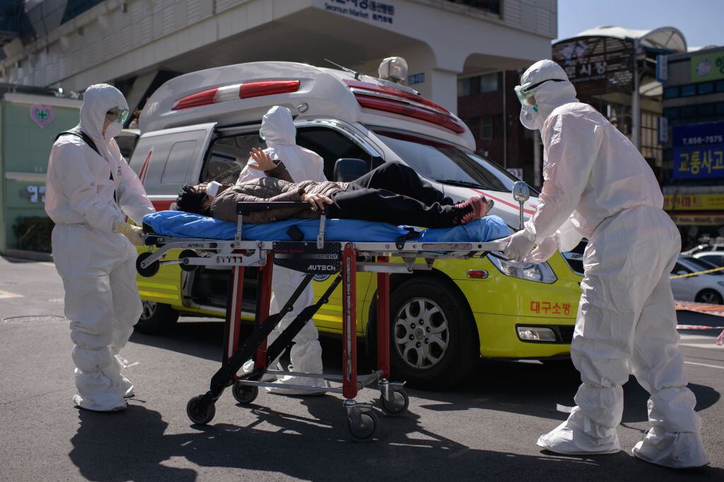 Paciente de Covid-19 llega de emergencia a un hospital de Daegu