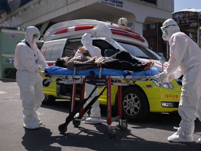 Paciente de Covid-19 llega de emergencia a un hospital de Daegu
