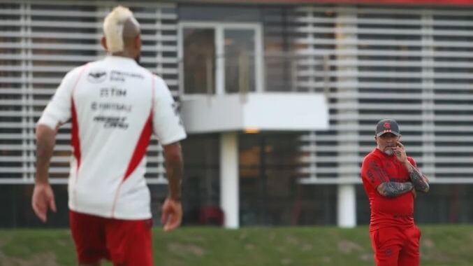"Ahora sí que sí": Arturo Vidal se reencuentra con Sampaoli en la cancha tras superar su problema de salud
