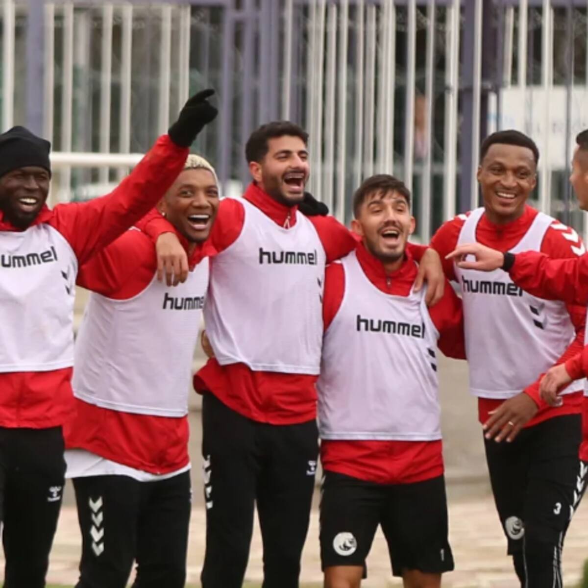 Con 37 años y jugando en Europa: este es el máximo goleador chileno del 2025